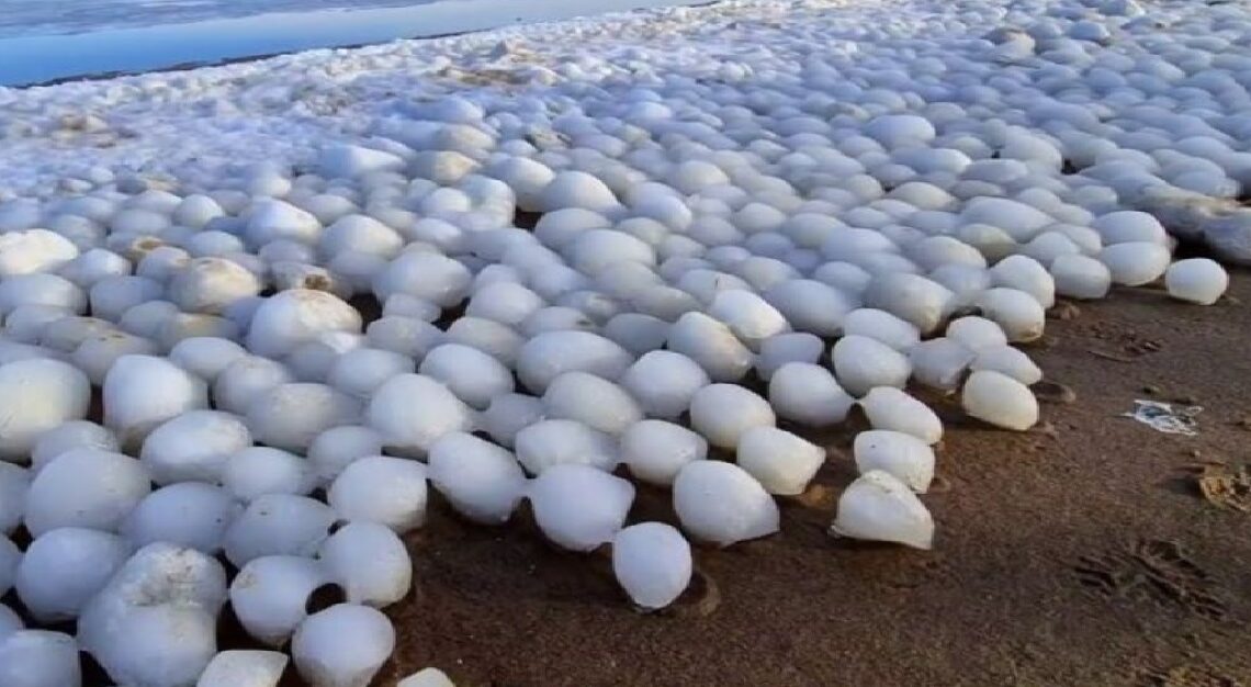 Na polské pláži se objevily zvláštní ledové koule.