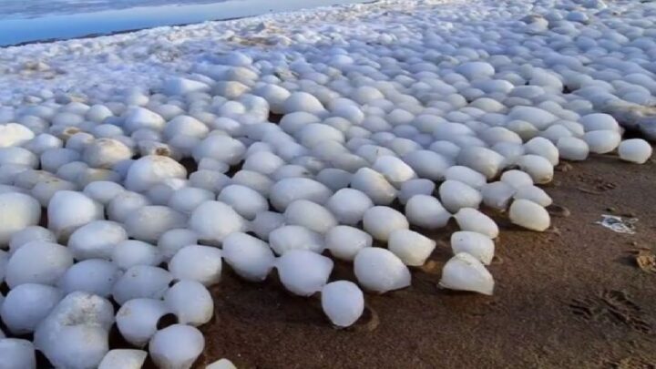 Na polské pláži se objevily zvláštní ledové koule.