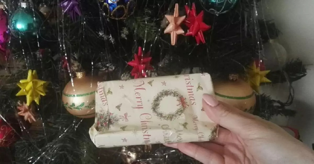 Na Vianoce dostala od svokry malý darček. Keď ho otvorila, nezmohla sa ani na slovo!