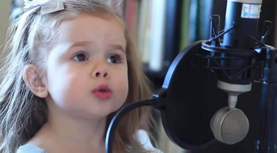 3-ročné dievčatko nechá svojho otca v slzách po tom, čo zaspieva svoju obľúbenú pieseň…
