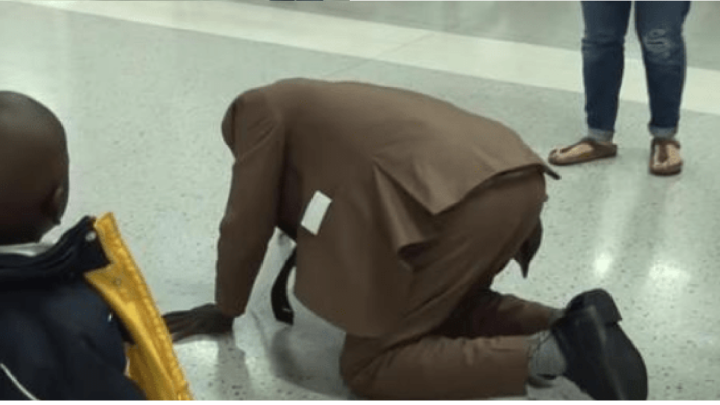 Muž skolaboval na letisku, keď prvýkrát po štyroch rokoch videl svoju manželku a deti…
