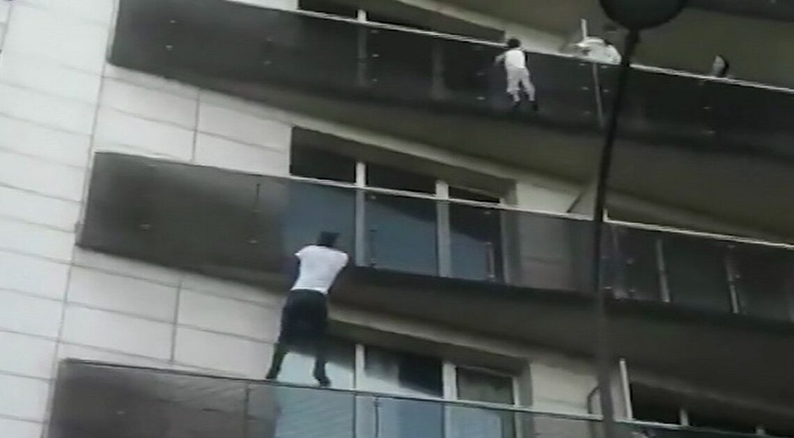 Dieťa visiace z balkóna, zachránil ľudský Spiderman!