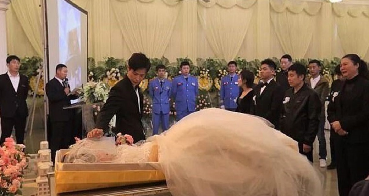 35-ročný muž sa oženil s mŕtvolou svojej milovanej. Z fotiek z obradu mrazí