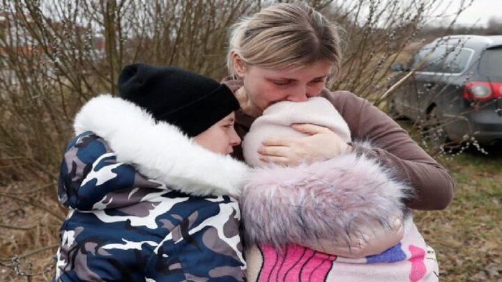 Ukrajinská mama v slzách, keď sa opäť stretáva so svojimi deťmi na hraniciach…