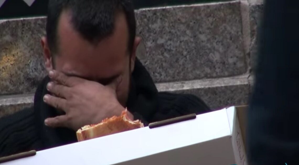 Bezdomovcovi dali pizzu. To, čo potom urobil on, roztopilo moje srdce…
