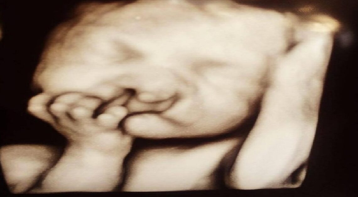 Rodičia s potratom nesúhlasili. O tri mesiace neskôr sa stalo niečo, čo mladú mamičku rozplakalo…