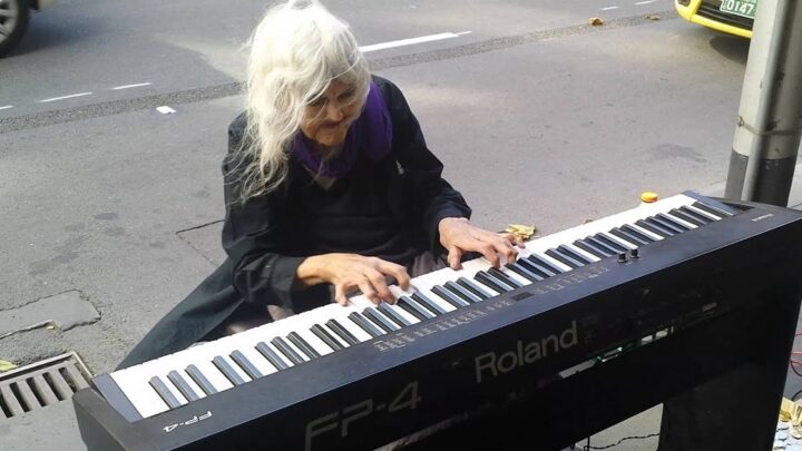Táto 80-ročná dáma pracuje na tomto majstrovskom klavírnom diele už 65 rokov. WAU!