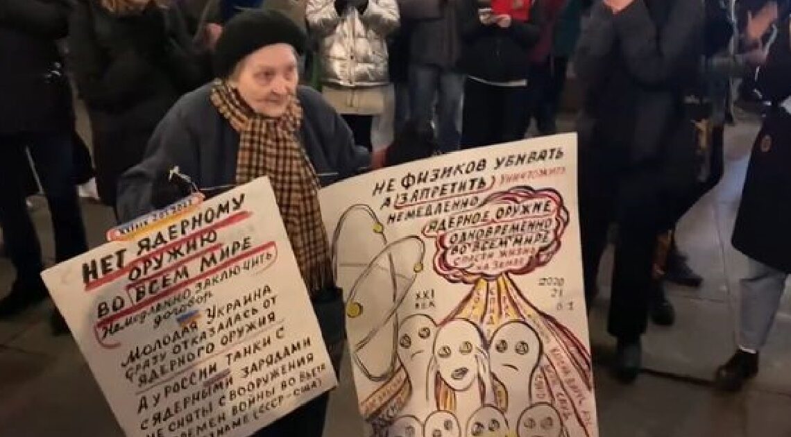 Žena, ktorá prežila 2. svetovú vojnu, zatknutá v Rusku za protest proti vojne na Ukrajine…
