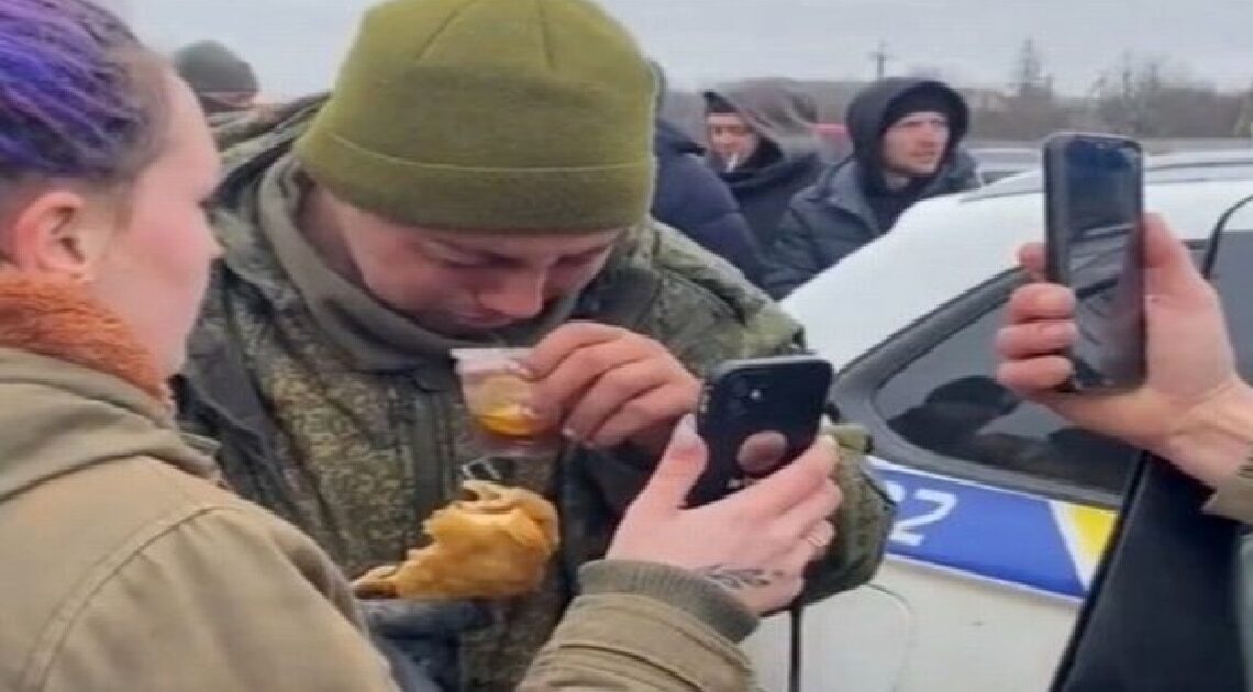 Ruský vojak sa zrúti v slzách, keď mu Ukrajinci dajú najesť a pomáhajú zavolať jeho mame…