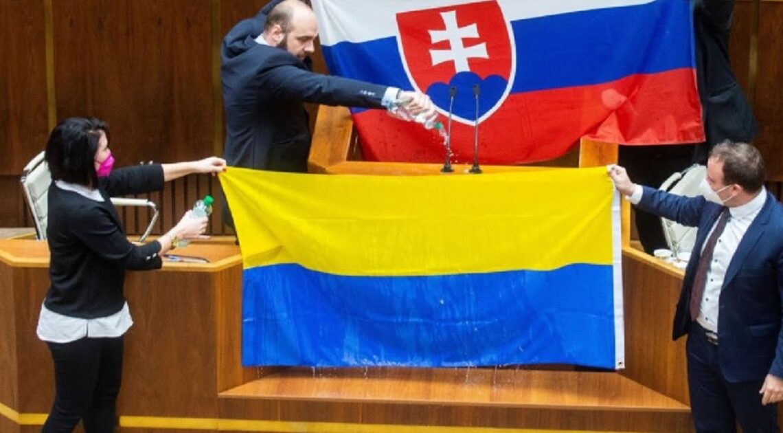 Ukrajinská ambasáda žiada ospravedlnenie za dehonestujúce správanie sa k ich vlajke…