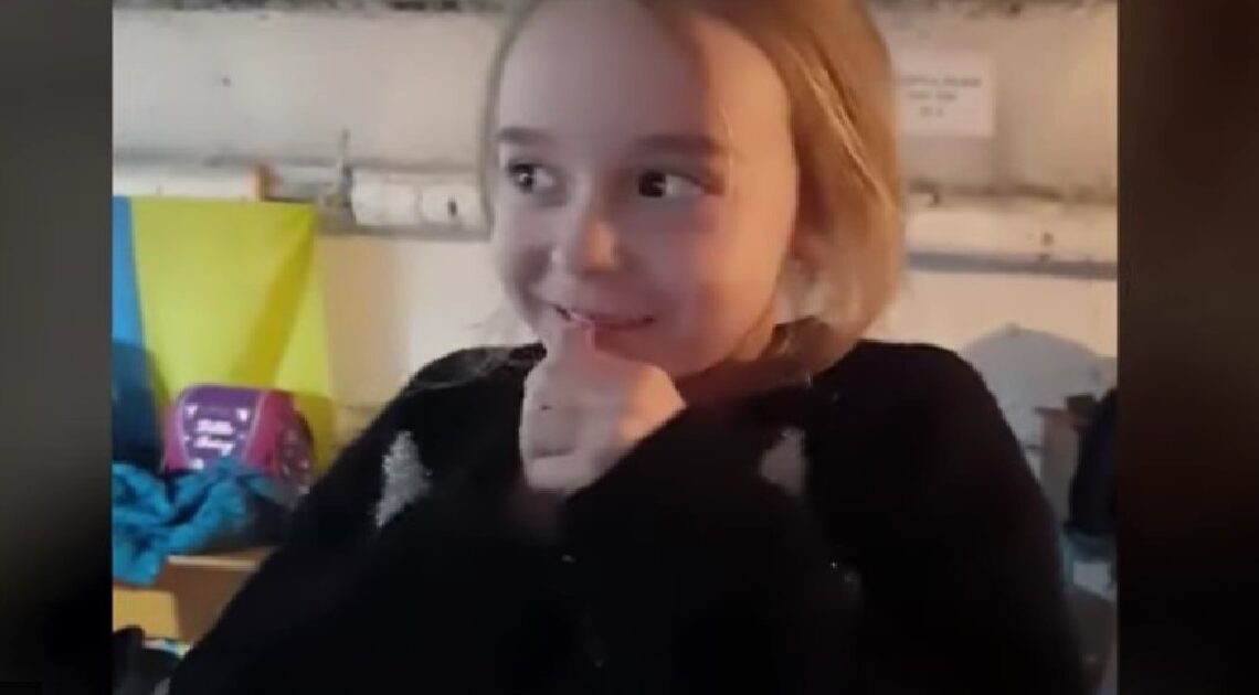 Srdcervúce video mladého ukrajinského dievčaťa, skrývajúceho sa v protibombovom kryte a spievajúceho „Let it Go“….