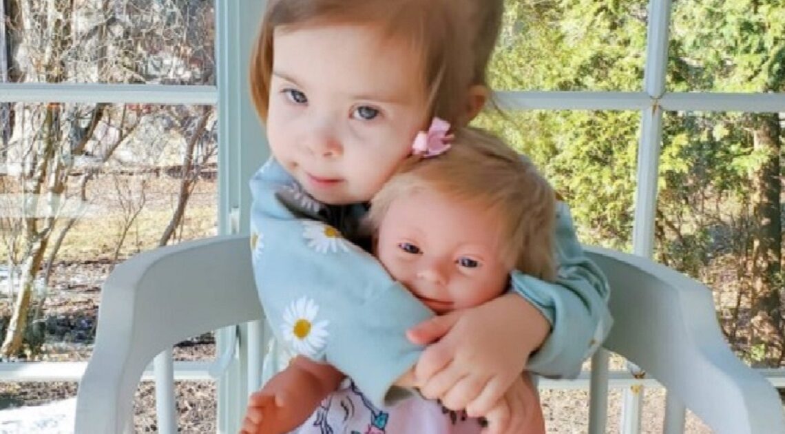 Štvorročná Ivy s Downovým syndrómom má svoju bábiku, ktorá vyzerá ako ona a dodáva jej silu…