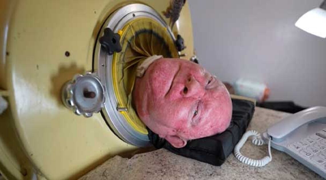 76-ročný muž, ktorý v šiestich rokoch ochrnul na detskú obrnu, je jedným z posledných ľudí so železnými pľúcami!