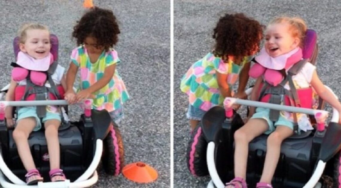 Dievčatko pomáha svojej postihnutej kamarátke používať jej nový invalidný vozík a celý internet je dojatý…