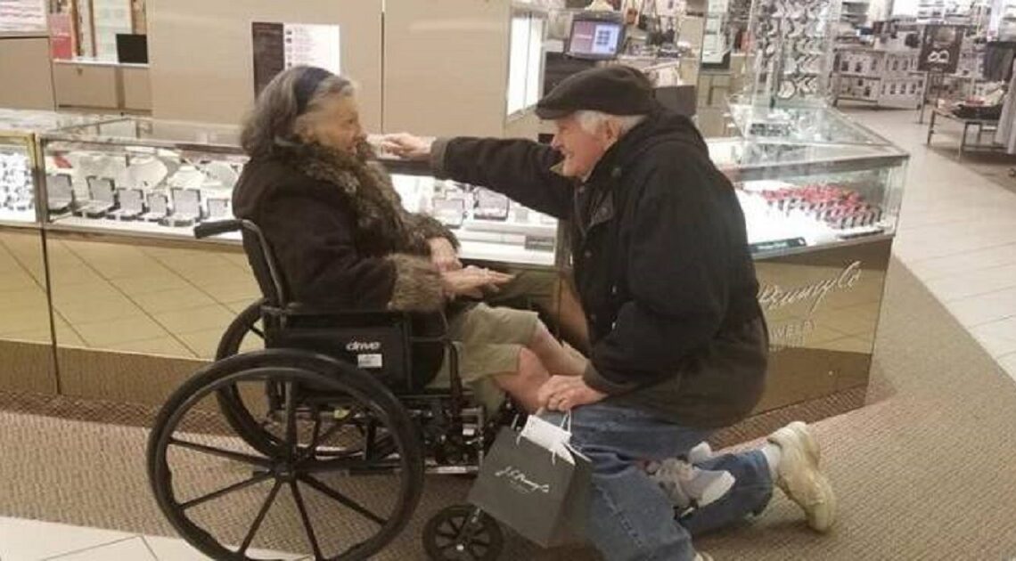 89-ročný muž po druhýkrát požiadal o ruku ženu svojho života! Za všetkým však stojí silný príbeh…