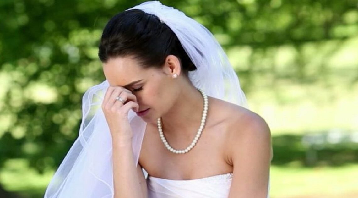 Nevesta zrušila svadbu, keď na internete objavila, ako jej budúci manžel verejne nariekal…