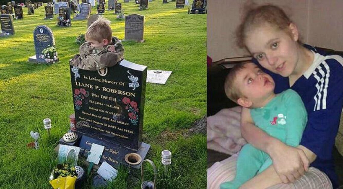 Sedemročný chlapec objíma hrob svojej matky, ktorá zomrela na rakovinu krčka maternice, keď mal len jeden rok.