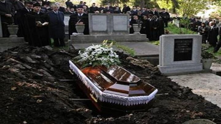 Lakomec chcel so sebou pochovať celý svoj majetok, tak jeho žena potom urobila toto…