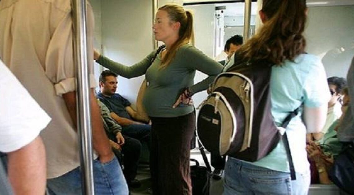 Tehotná žena nastúpila do autobusu, ale nebolo tam miesto. To, čo cestujúci urobili, je na zaplakanie!