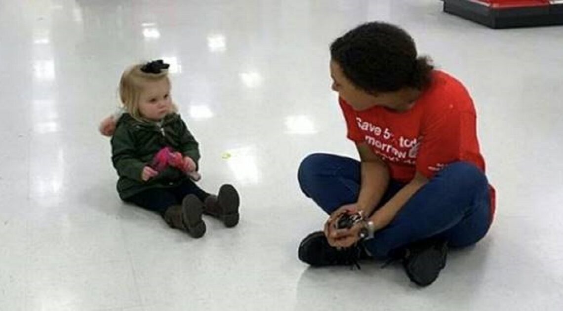 Dvojročné dievčatko dostalo v obchode záchvat hnevu. Predavačka sa len tak neprizerala a urobila úplne jednoduchú vec…