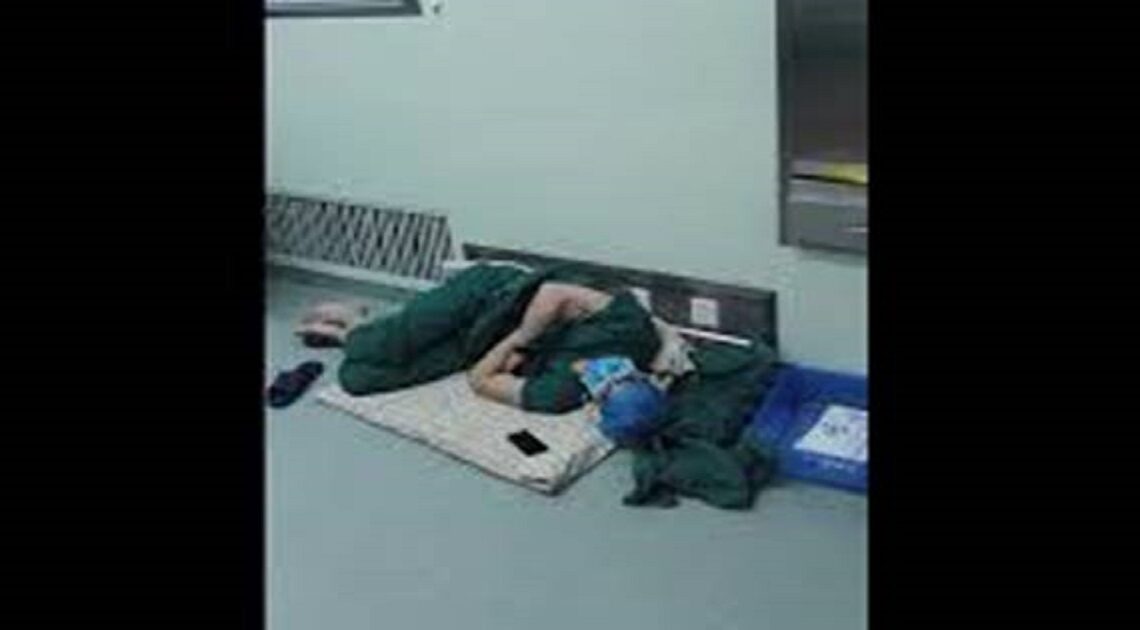 Chirurg zaspal na podlahe v nemocnici a tento obrázok sa páčil miliónom ľudí. Pozrite sa prečo…