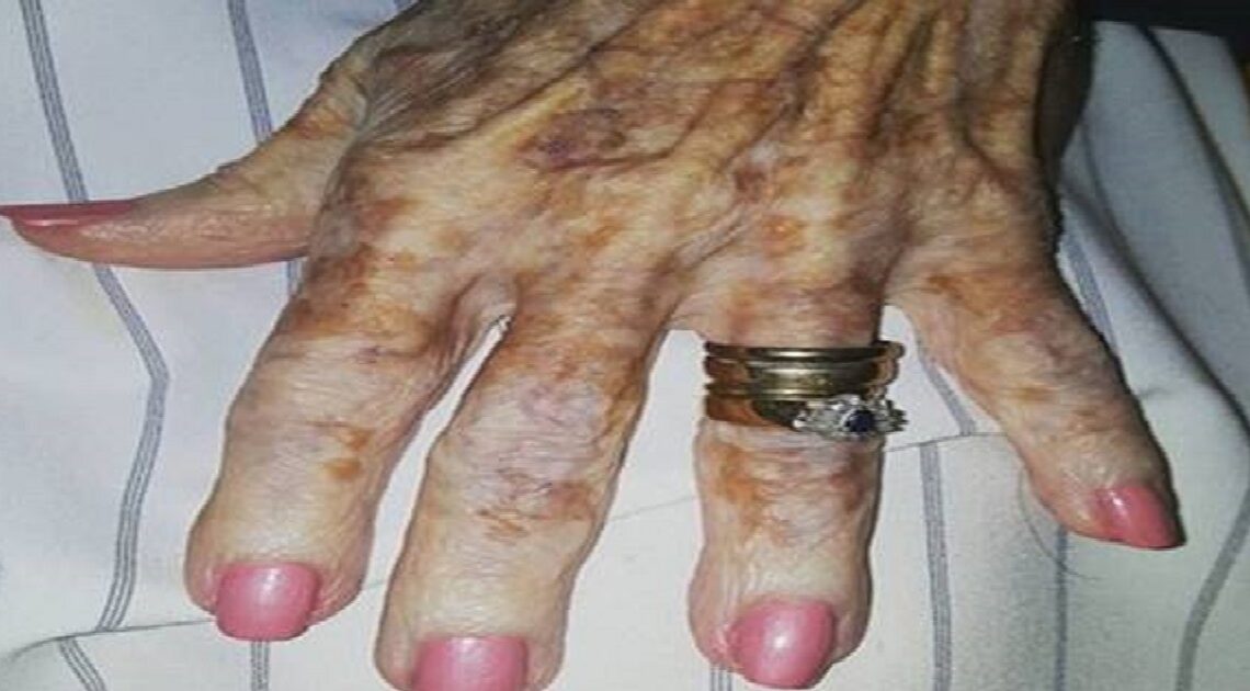 Skromná stará dáma požiadala o bezfarebný lak na nechty… ale manikérka urobila niečo, čo všetkých prekvapilo!