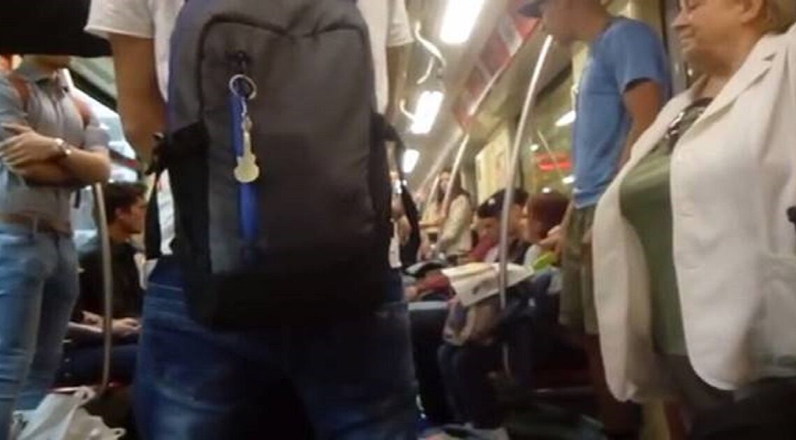 Domýšľavá žena si sadne v metre na miesto ponúknuté dievčaťu s boľavými nohami. Reakcia mladého muža je na nezaplatenie…