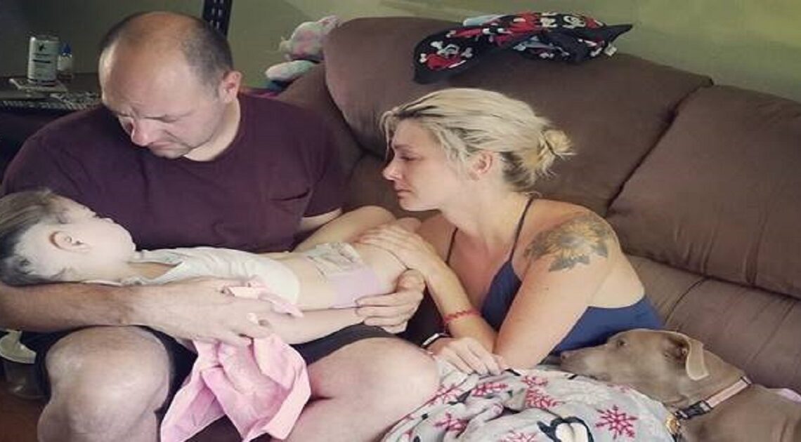 Rodičia naposledy objali svoje dievčatko: Tento záber dojíma k slzám…