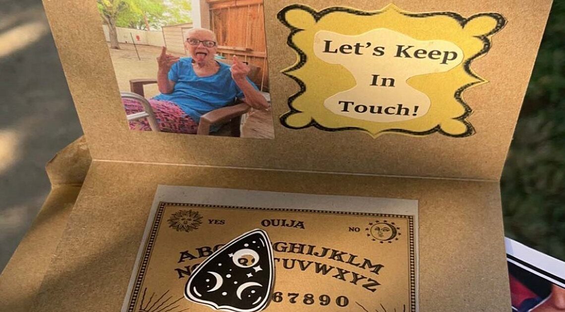 Vtipná babička: Jej najbližší a priatelia obdržali na pohrebe tabuľky Ouija: „Buďme v kontakte!