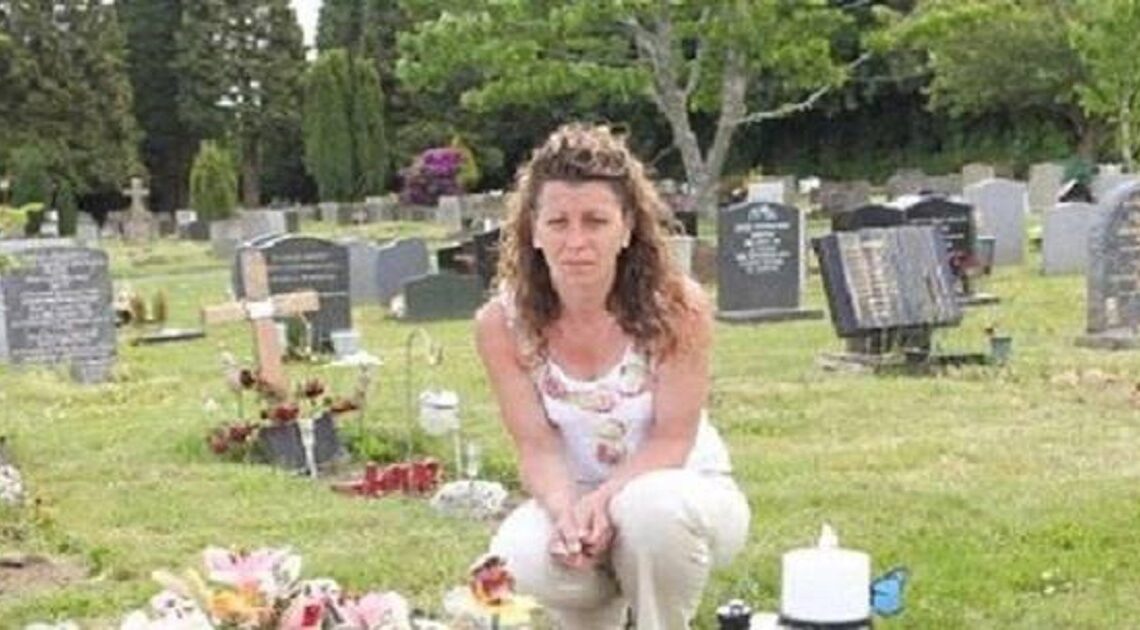 Matka navštívi hrob svojho štvorročného syna a je zdrvená tým, čo vidí…