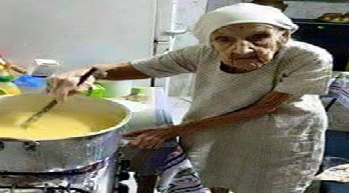 Teta má 98 rokov a Ježišovi slúži už 47 rokov. Varí jedlo pre členov cirkvi a upratuje kostol.