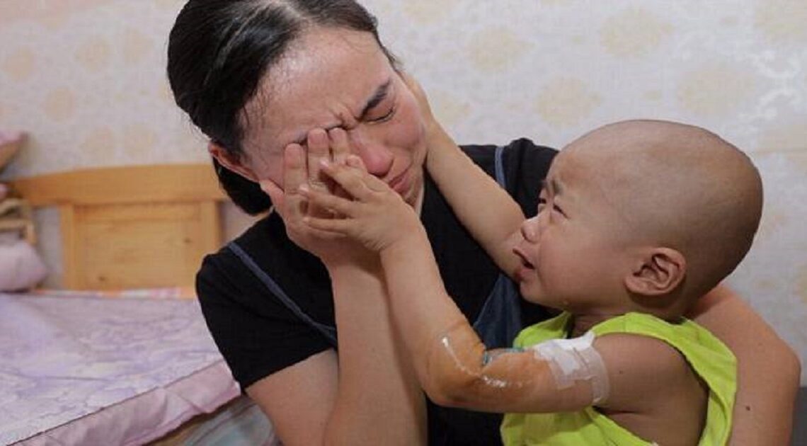 „Mami, neplač,“ hovorí trojročné dieťa s rakovinou, pretože rodičia nemajú peniaze na jeho liečbu…