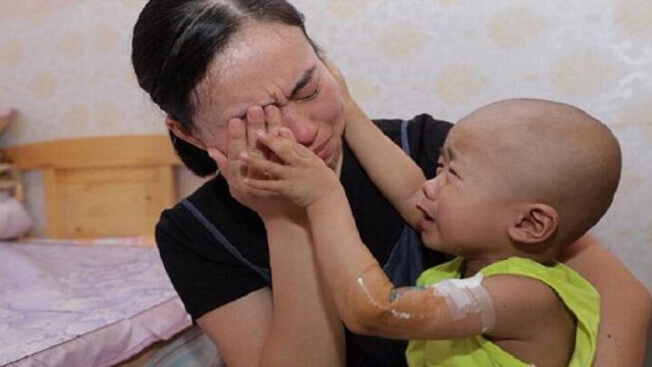 „Mami, neplač,“ hovorí trojročné dieťa s rakovinou, pretože rodičia nemajú peniaze na jeho liečbu…