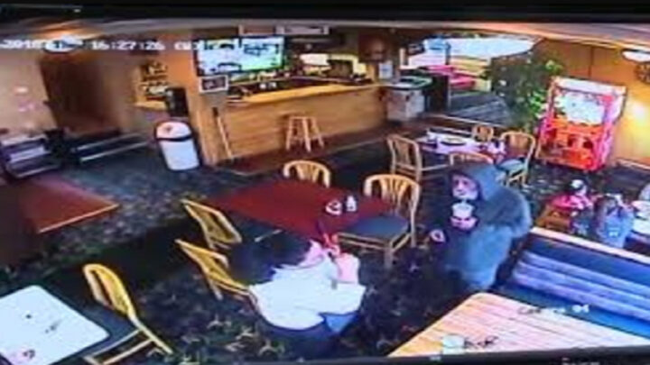 Čašníčka obslúžila bezdomovca bez toho, aby robila rozdiel. Keď odhalil svoju identitu, žena sa rozplakala…