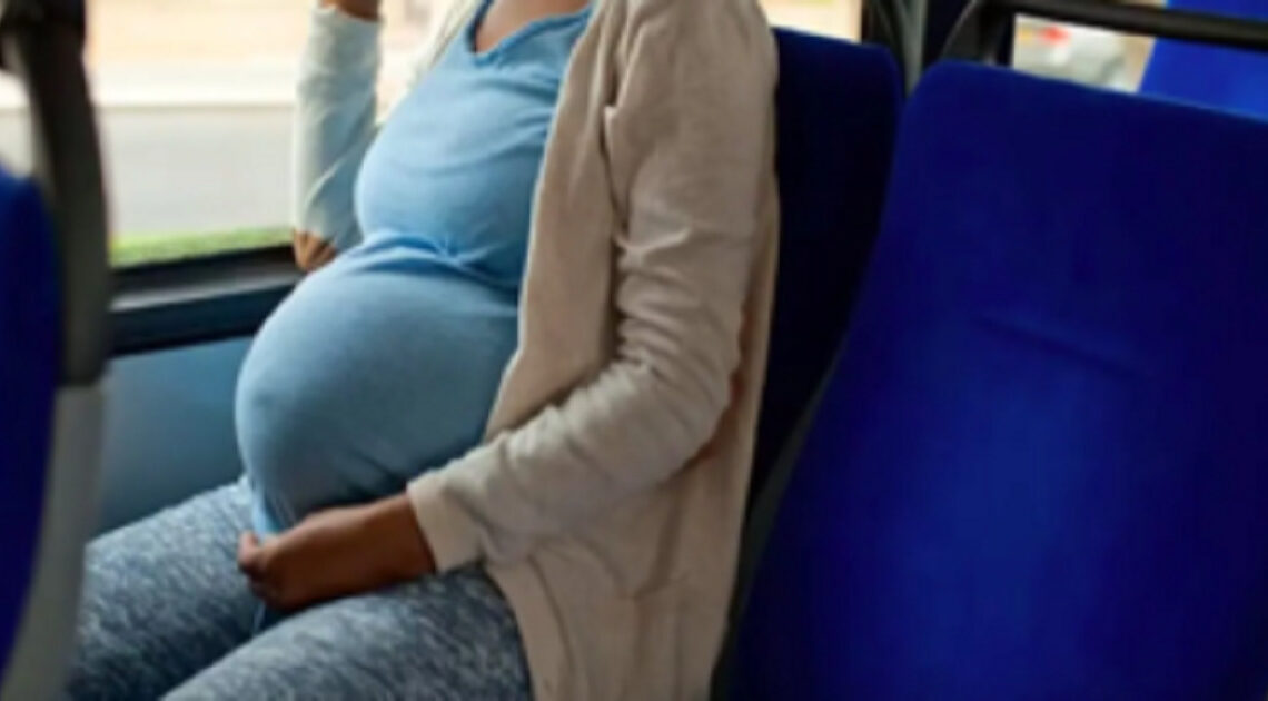 Tehotnú ženu takmer zlynčovali v autobuse za to, že nechcela uvoľniť miesto staršej žene…