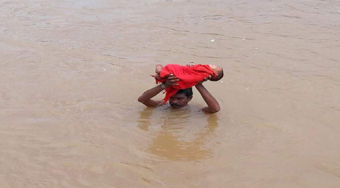 Svoju šesťmesačnú dcérku niesol na hlave 5 km, keď ich dedinu zaplavila povodeň. Keď zistíte, prečo to urobil, budete plakať…