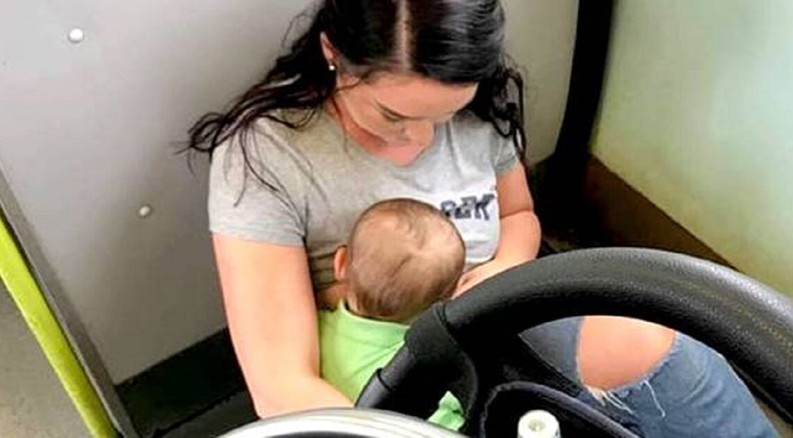Matka bola nútená dojčiť svoje dieťa na špinavej podlahe vlaku, pretože jej nikto nechcel uvoľniť miesto…