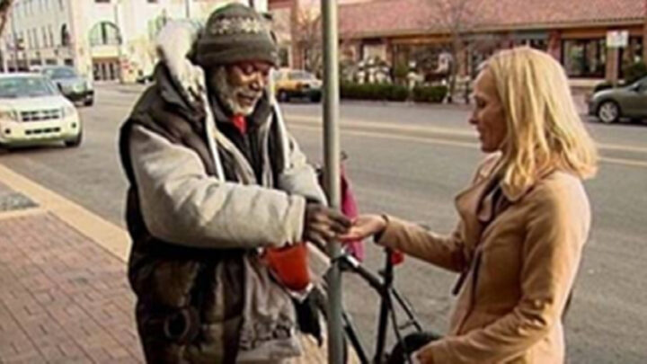 Všetky drobné dala bezdomovcovi, ale až potom si uvedomila, že jej v kabelke niečo chýba…