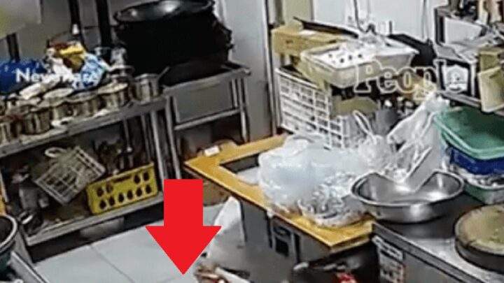 Malé dievčatko prehadzuje bundu na svojho ťažko pracujúceho otca: Dojímavý moment…
