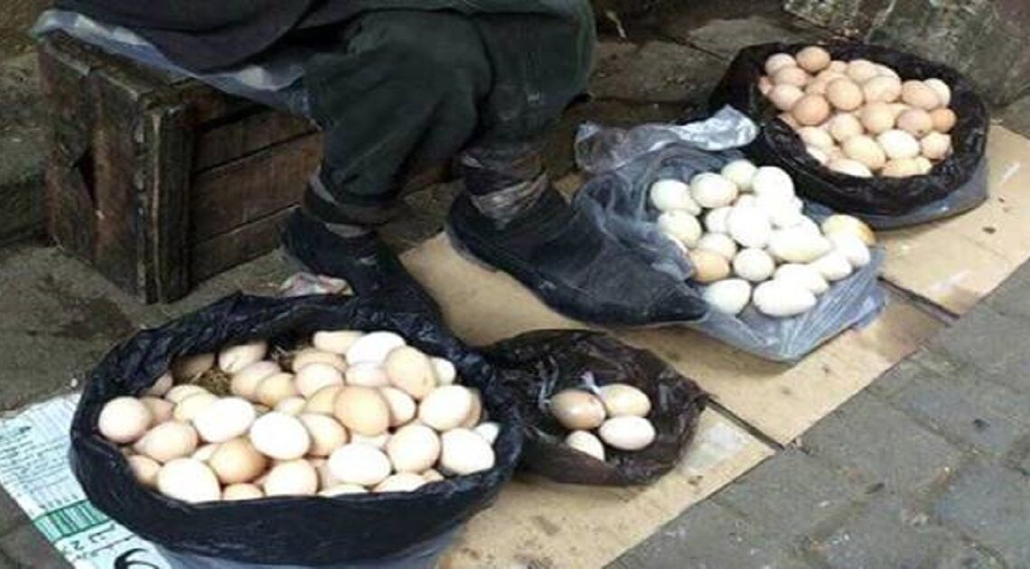 Starší muž predával vajcia na dedinskom trhu. Prišla k nemu bohatá pani a urobila niečo, nad čím by sme sa mali všetci zamyslieť!