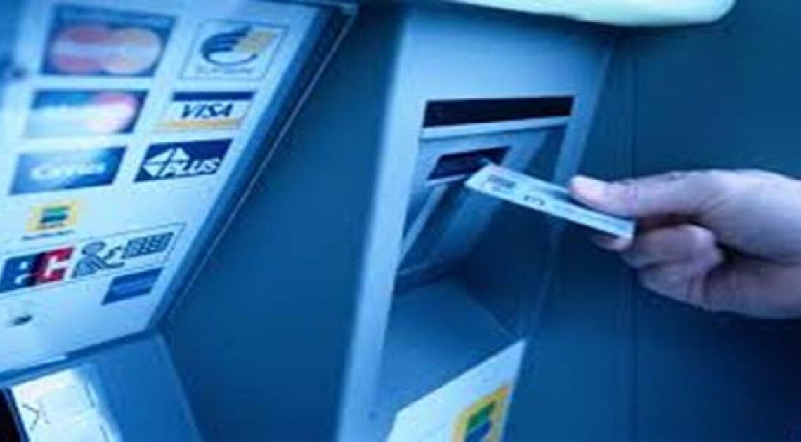 90 % ľudí toto nevie: Ak vám bankomat zhltne kartu, môžete urobiť toto a získať ju späť!