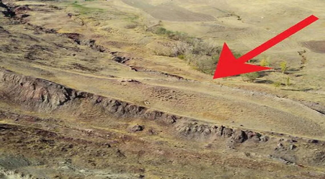 Našli Noemovu archu? Niektorí tvrdia, že nepravidelný skalný útvar na hore Tendürek zodpovedá proporciám tohto objektu.