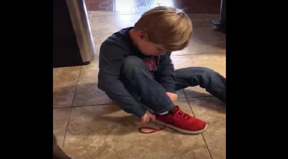 Toto dieťa vymyslelo nový, jednoduchý spôsob, ako uviazať šnúrky na topánkach! Deti ho budú milovať…