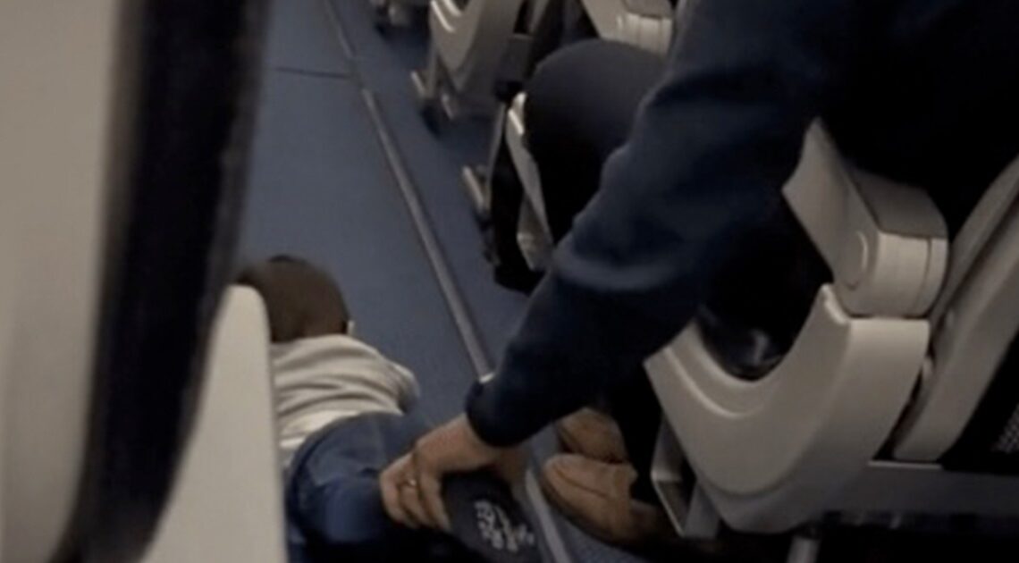 Pasažierka v lietadle zachytila otca, ako zabáva dieťa tým najvtipnejším spôsobom počas letu…