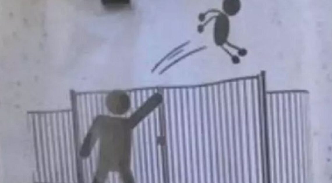 Škola zakázala rodičom hádzať deti cez bránu, keď meškajú!