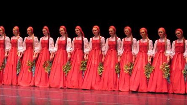 Na pódiu stojí 16 krásnych žien v červených šatách, a keď sa začnú vznášať, všetkým sa zatají dych!