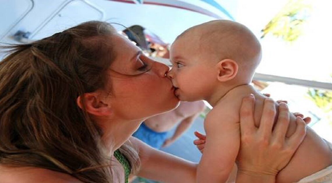 Tehotná matka pobozkala svoje dieťa na pery. O 9 mesiacov neskôr to oľutovala!
