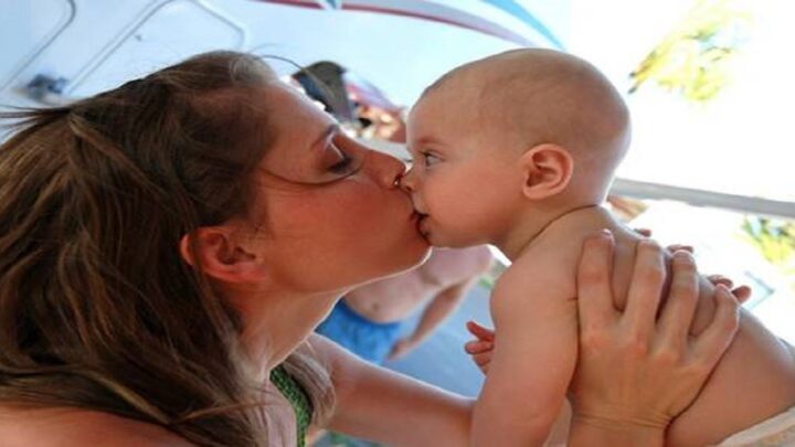 Tehotná matka pobozkala svoje dieťa na pery. O 9 mesiacov neskôr to oľutovala!