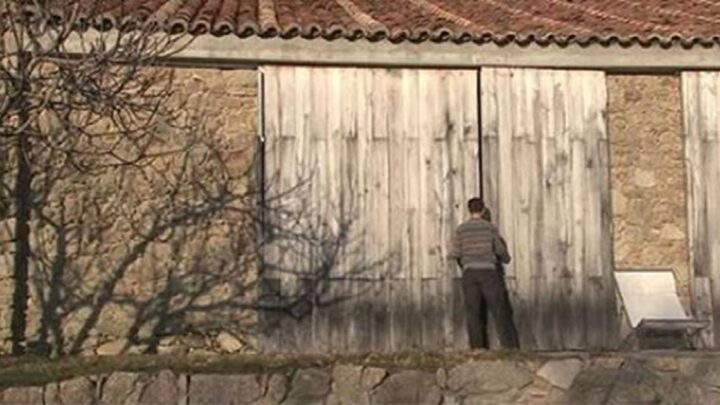 Kúpil si starú stodolu a niekoľko týždňov sa v nej každý deň zamykal. Keď uvidíte, čo je za dverami, vyrazí vám to dych!