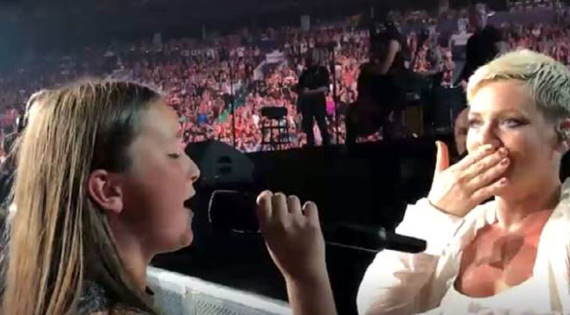 Pink odovzdala mikrofón 12-ročnému dievčaťu, ale stalo sa niečo iné, ako očakávala!